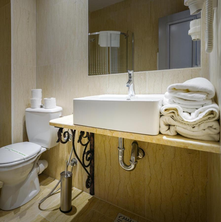Hotel Eden Яш Екстериор снимка