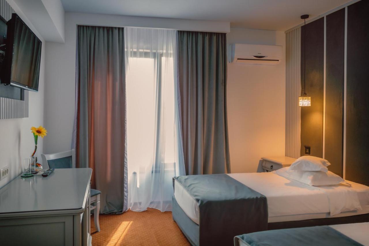 Hotel Eden Яш Екстериор снимка