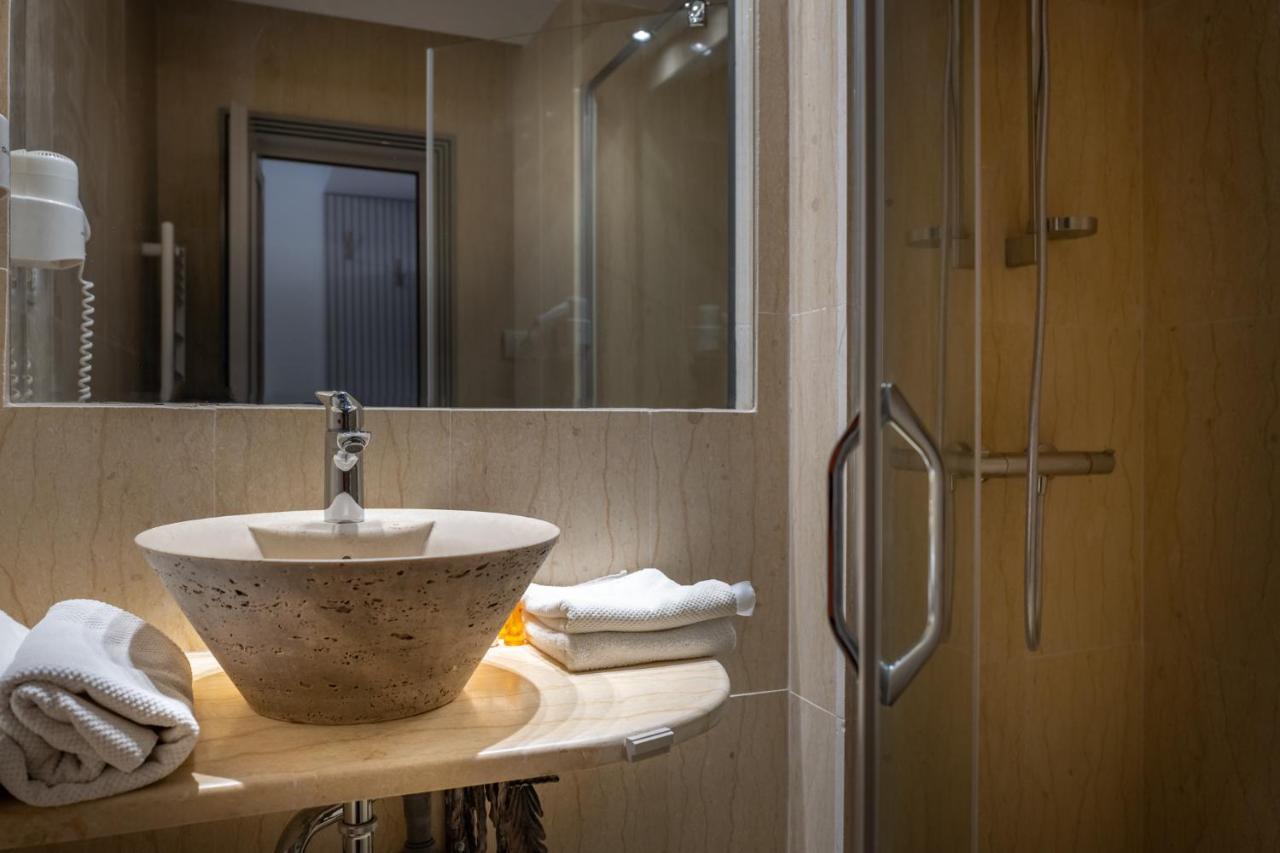 Hotel Eden Яш Екстериор снимка