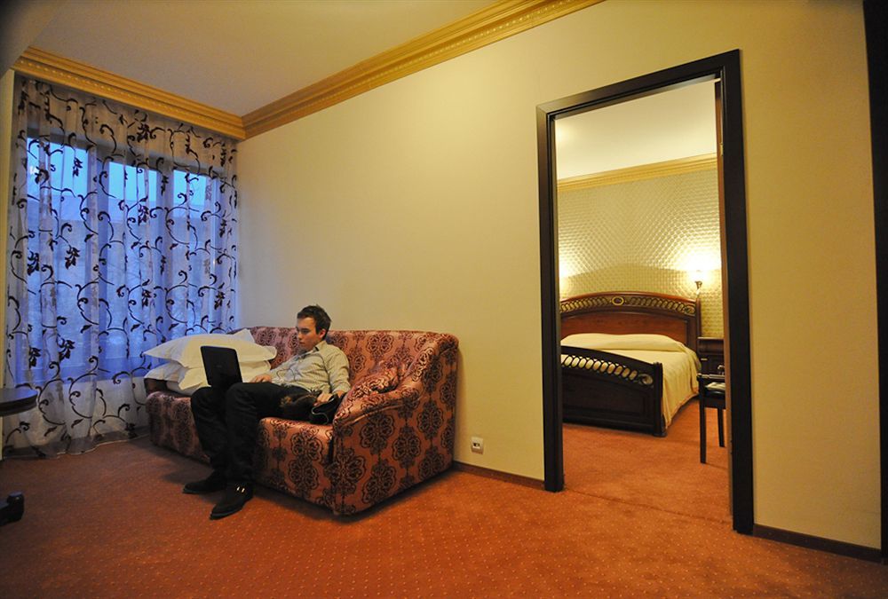 Hotel Eden Яш Екстериор снимка