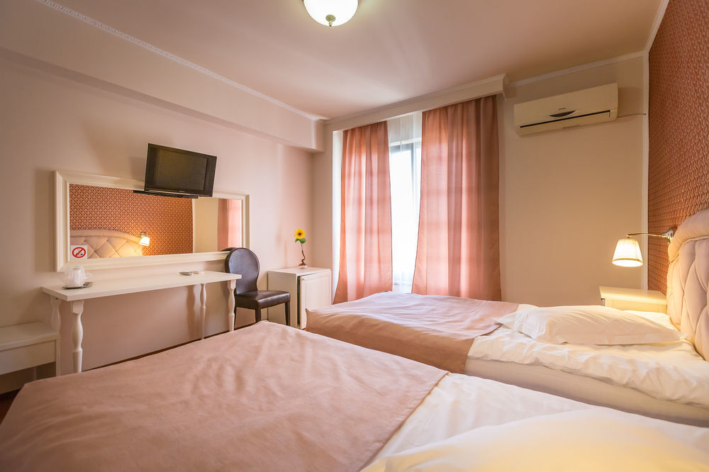 Hotel Eden Яш Екстериор снимка