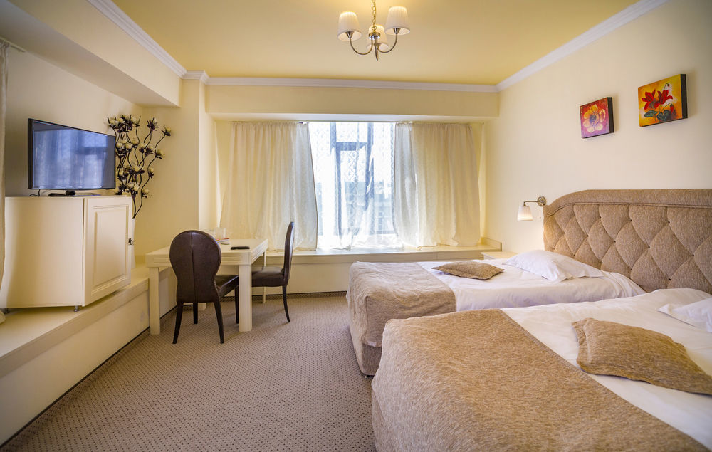 Hotel Eden Яш Екстериор снимка